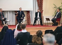 Uczestnicy panelu (od lewej): Artur Dąbrowski z Akcji Katolickiej, ks. Rafał Kowalski z Radia Rodzina, ks. Adam Pawlaszczyk z „Gościa Niedzielnego” i Miłosz Manasterski prowadzący spotkanie.