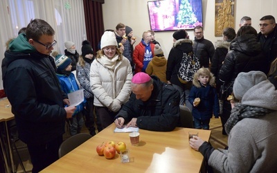 Sami bierzmowani przyznawali, że ten podpis biskupa będzie dla nich pamiątką.