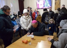 Sami bierzmowani przyznawali, że ten podpis biskupa będzie dla nich pamiątką.