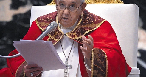 Wojna na Ukrainie wraz ze wszystkimi innymi konfliktami na całym świecie stanowi klęskę całej ludzkości – uważa papież Franciszek.