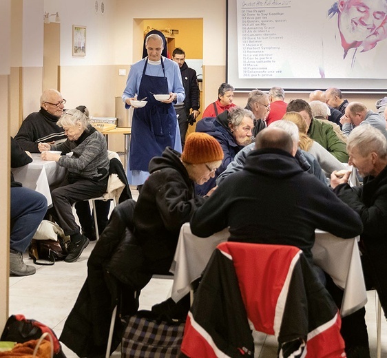 Każdego dnia z pomocy w Domu Nadziei korzysta kilkudziesięciu bezdomnnych.