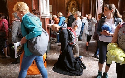 21.08.2022 r. Piekary Śląskie. Pielgrzymka kobiet i dziewcząt do MB Piekarskiej.