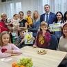 Spotkanie mieszkańców szkoły w Romanowie z sekretarzem gminy Karniewo Adamem Milewskim i Renatą Kotarską, która pomaga paniom z Ukrainy.