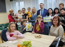 Spotkanie mieszkańców szkoły w Romanowie z sekretarzem gminy Karniewo Adamem Milewskim i Renatą Kotarską, która pomaga paniom z Ukrainy.