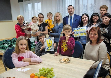 Spotkanie mieszkańców szkoły w Romanowie z sekretarzem gminy Karniewo Adamem Milewskim i Renatą Kotarską, która pomaga paniom z Ukrainy.