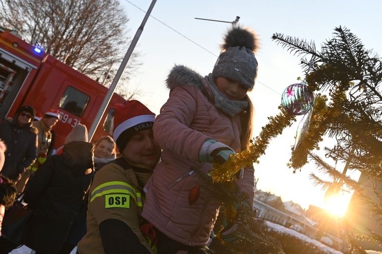 Wspólne ubieranie choinki