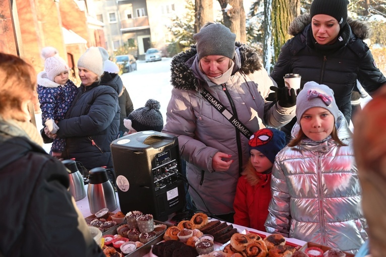 Wspólne ubieranie choinki