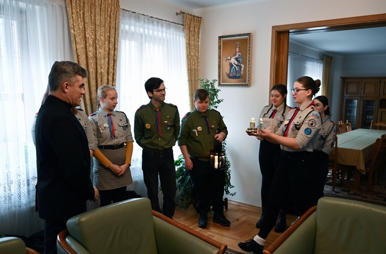 Betlejemskie Światło Pokoju w domu biskupim