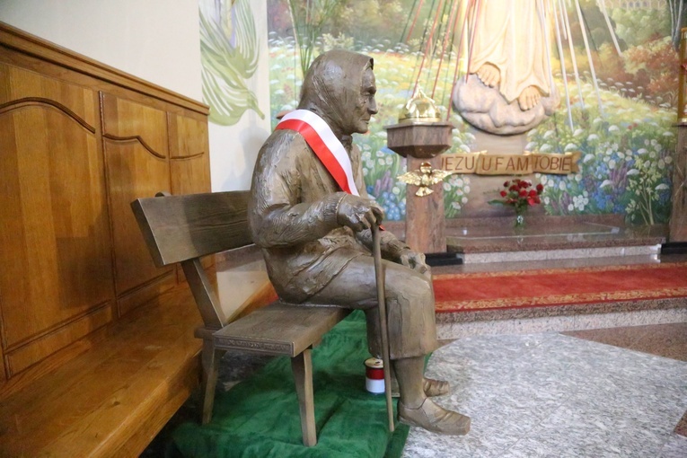 Ławeczka Marianny Popiełuszko