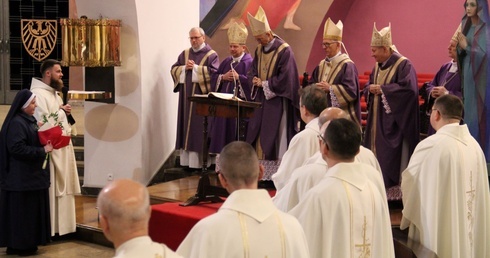 Abp senior Damian Zimoń obchodzi jubileusz. Za niego i za bp. Adama Wodarczyka modlono się w Katowicach