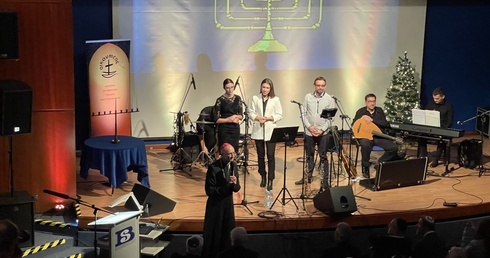 Abp Galbas podczas obchodów Chanuki: Kto rozświetli jedno życie, rozświetli cały świat