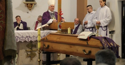 Ks. Damian Plesiński spoczął na cmentarzu w Lubomi