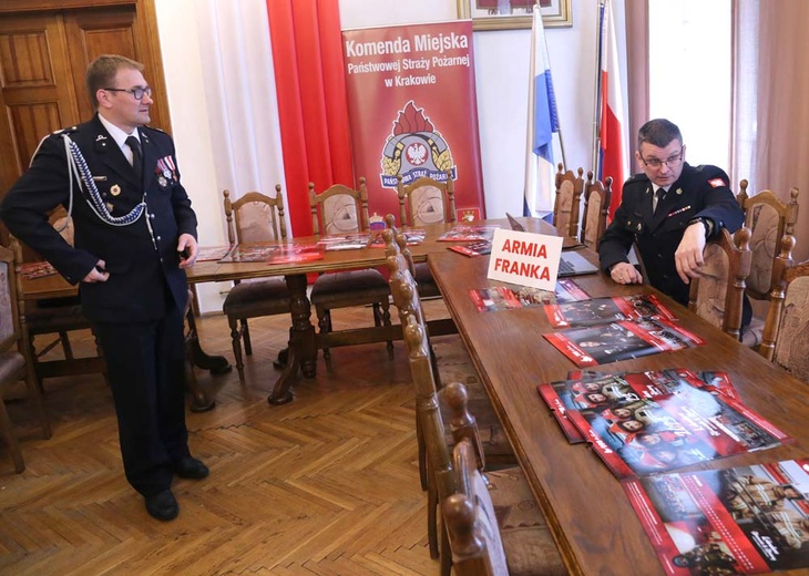 Prezentacja dobroczynnego kalendarza strażackiego na 2023 r.