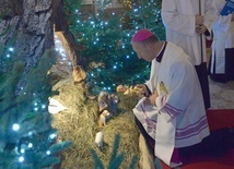 Bp Marek Solarczyk złożył w żłóbku, ustawionym przed ołtarzem w seminaryjnej kaplicy, figurkę Dzieciątka Jezus.