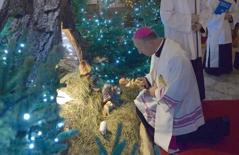 Bp Marek Solarczyk złożył w żłóbku, ustawionym przed ołtarzem w seminaryjnej kaplicy, figurkę Dzieciątka Jezus.