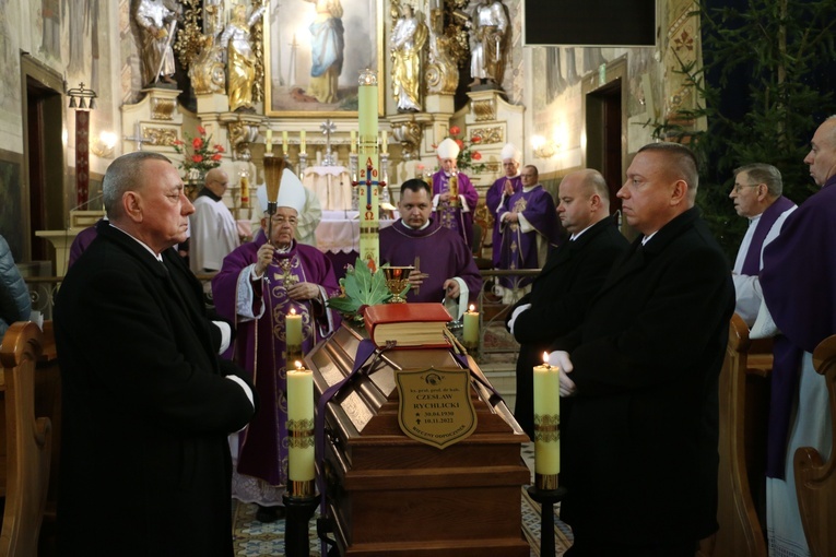 Uroczystościom pogrzebowym w Dobrzyniu n. Drwęcą przewodniczył biskup Roman Marcinkowski.