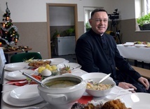 Caritas Diecezji Radomskiej przygotowała świąteczne stoły i paczki