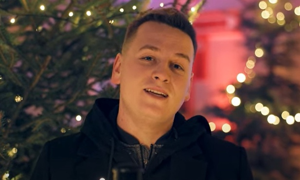 Wojciech Budniak w czasie solowych partii piosenki świątecznej.