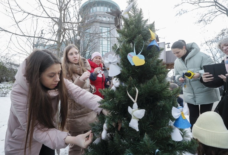 Kard. Krajewski dotarł z pomocą humanitarną do Kijowa