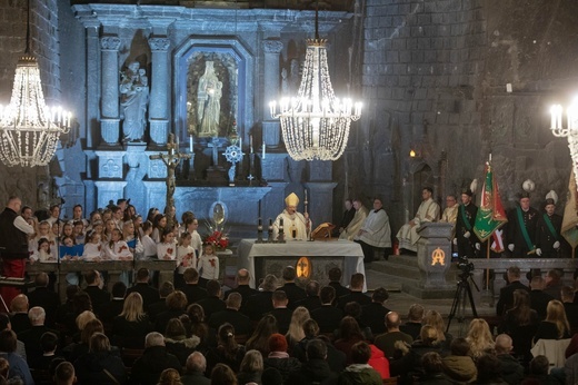 Wieliccy górnicy z kopalni soli jako pierwsi powitali Nowonarodzonego