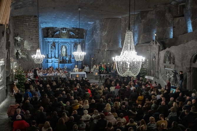 Wieliccy górnicy z kopalni soli jako pierwsi powitali Nowonarodzonego