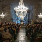 Wieliccy górnicy z kopalni soli jako pierwsi powitali Nowonarodzonego