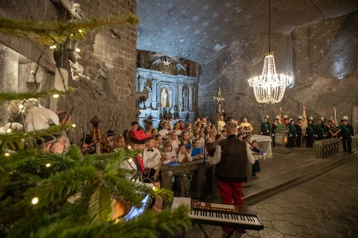 Wieliccy górnicy z kopalni soli jako pierwsi powitali Nowonarodzonego