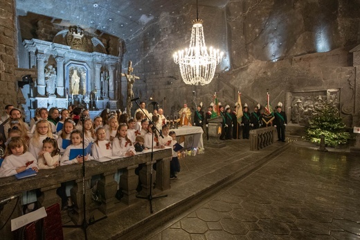 Wieliccy górnicy z kopalni soli jako pierwsi powitali Nowonarodzonego