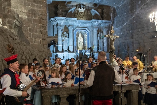 Wieliccy górnicy z kopalni soli jako pierwsi powitali Nowonarodzonego