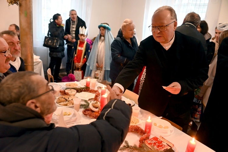 Wałbrzych. Ponad 100 osób na wigilii Caritas