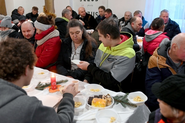 Wałbrzych. Ponad 100 osób na wigilii Caritas