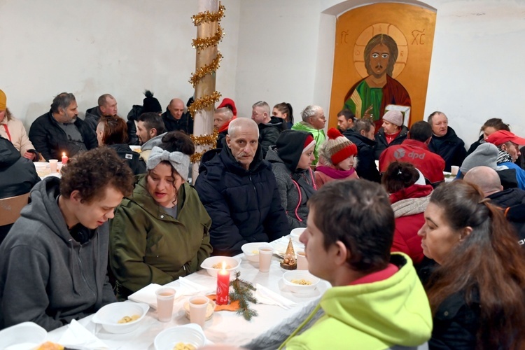 Wałbrzych. Ponad 100 osób na wigilii Caritas