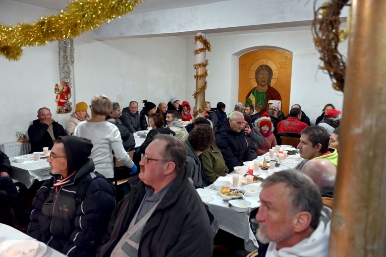 Wałbrzych. Ponad 100 osób na wigilii Caritas
