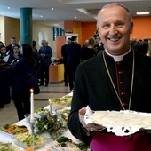 "Życzę wszystkim Czytelnikom, aby czas Bożego Narodzenia odnowił w każdym z nas moc miłości Boga" - napisał bp Marek Solarczyk.