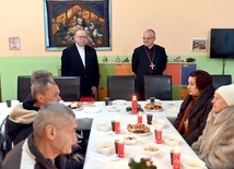 W Świdnicy do wieczerzy z najuboższymi usiadł bp Marek Mendyk.