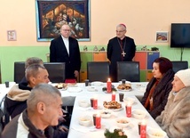 W Świdnicy do wieczerzy z najuboższymi usiadł bp Marek Mendyk.