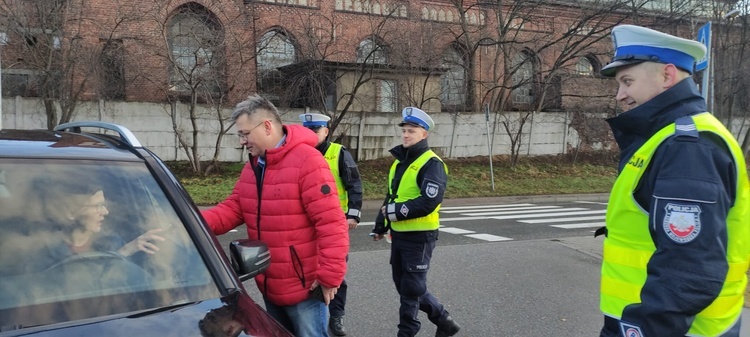 Katowice. Badanie alkomatem w ramach akcji "Prowadzę. Jestem trzeźwy"