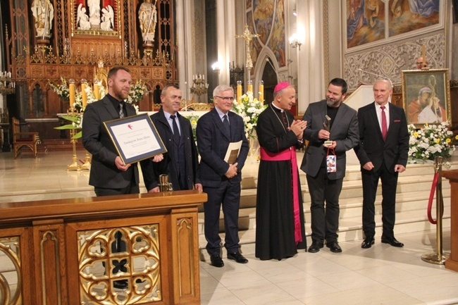 2022.10.18 - Nagrodę "Viventi Caritate" za 2022 rok otrzymała Fundacja im. Brata Alberta z Radwanowic.