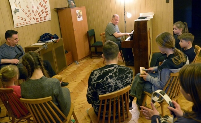 2022.03.28 - Lekcja muzyki dla Ukraińców. Wyższe Seminarium Duchowne w Radomiu przyjęło kilkudziesięciu uchodźców z ogarniętej wojną Ukrainy.