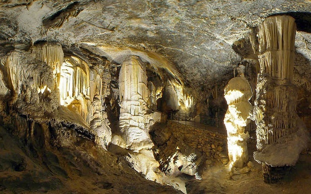 Najdłuższa żywa szopka w Europie rozświetla jaskinię w Słowenii