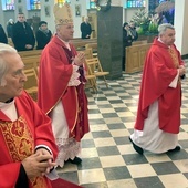 Jubileuszowa Eucharystia sprawowana była w bazylice pw. Matki Bożej Ostrobramskiej.