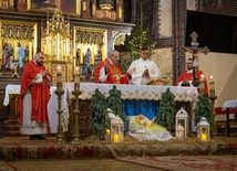 Biskup w czasie Mszy św. w kościele św. Mikołaja.