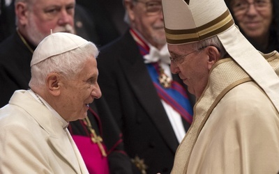 Sytuacja po śmierci Benedykta XVI jest tak niecodzienna, jak była od jego rezygnacji