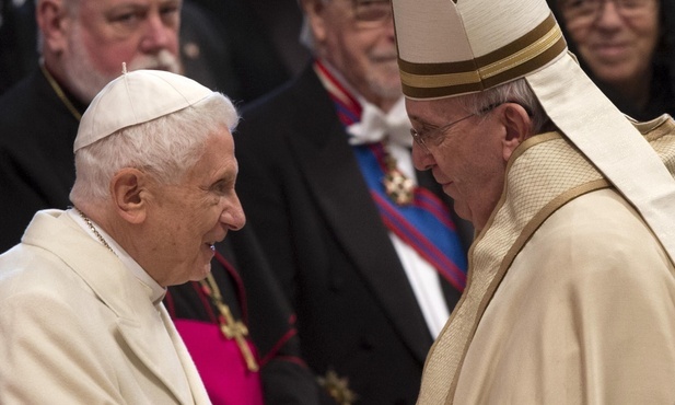 Sytuacja po śmierci Benedykta XVI jest tak niecodzienna, jak była od jego rezygnacji