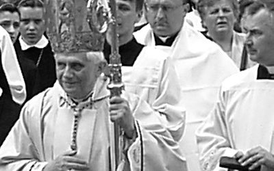 Kard. Joseph Ratzinger, przyszły papież, przed radomską katedrą podczas wizyty w Radomiu 25 maja 2002 roku.