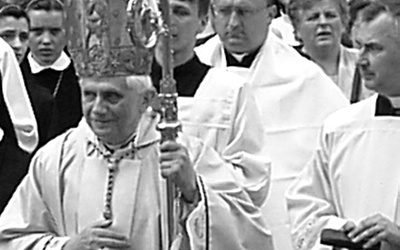 Kard. Joseph Ratzinger, przyszły papież, przed radomską katedrą podczas wizyty w Radomiu 25 maja 2002 roku.