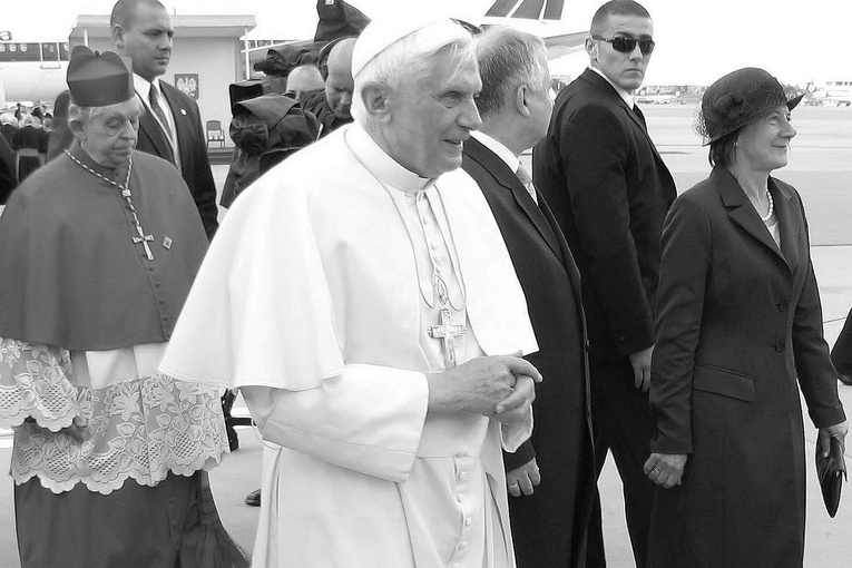 Kard. Nycz o Benedykcie XVI: Wierzę, że patrzy na nas z Domu Ojca