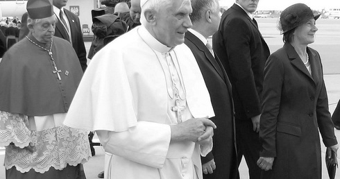 Kard. Nycz o Benedykcie XVI: Wierzę, że patrzy na nas z Domu Ojca
