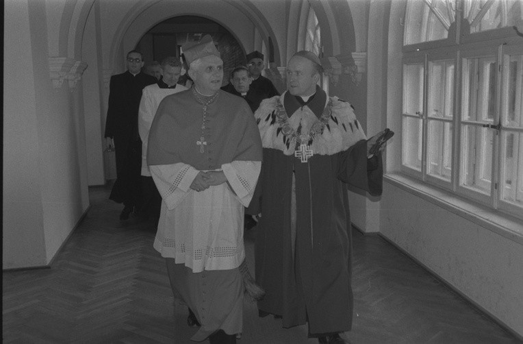Kard. Ratzinger z ówczesnym rektorem KUL bp Janem Śrutwą. 