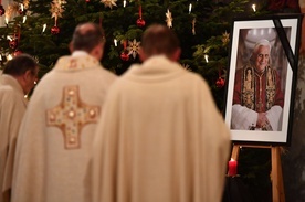 Przewodniczący KEP prosi, aby 5 stycznia w kościołach w Polsce odbyły się msze żałobne za Benedykta XVI